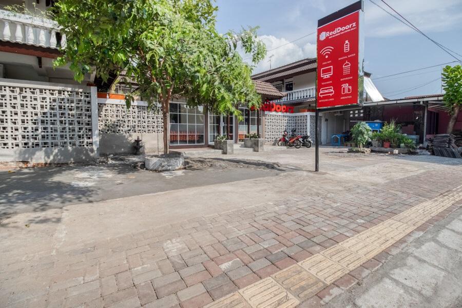 Отель Reddoorz Near Malioboro Tugu Station Jogja Джокьякарта Экстерьер фото