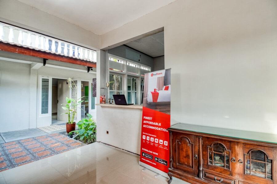 Отель Reddoorz Near Malioboro Tugu Station Jogja Джокьякарта Экстерьер фото