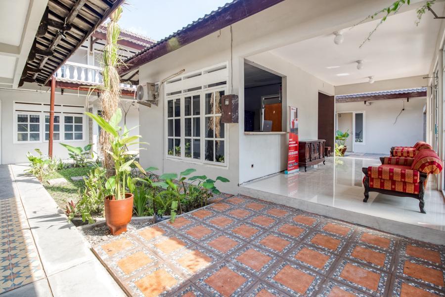 Отель Reddoorz Near Malioboro Tugu Station Jogja Джокьякарта Экстерьер фото