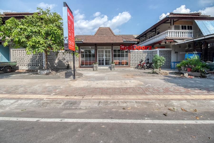 Отель Reddoorz Near Malioboro Tugu Station Jogja Джокьякарта Экстерьер фото