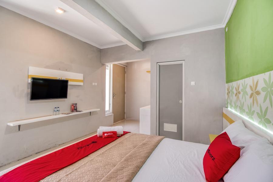 Отель Reddoorz Near Malioboro Tugu Station Jogja Джокьякарта Экстерьер фото