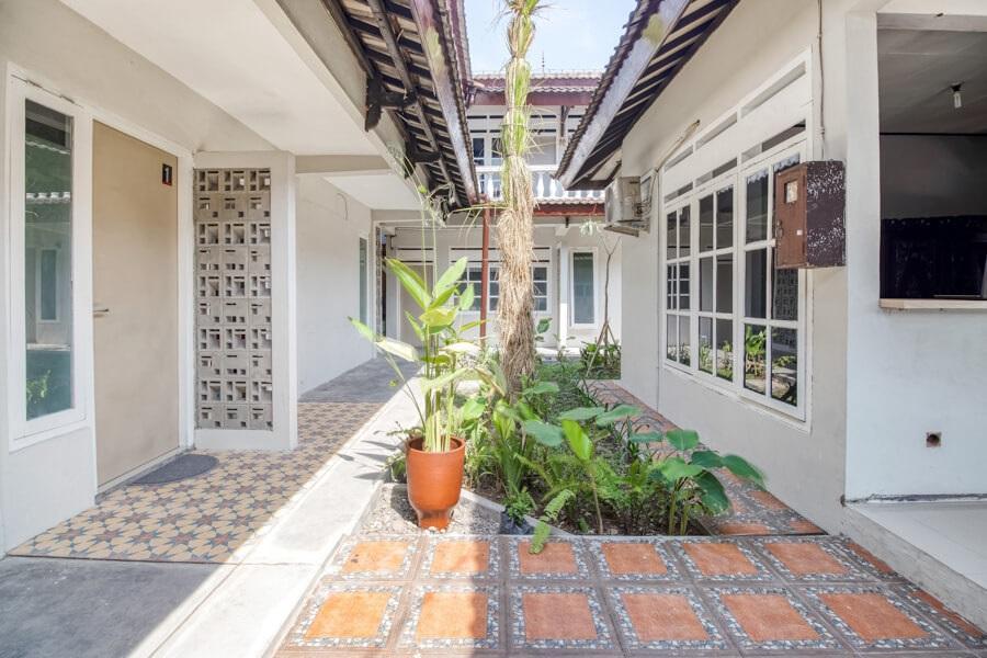 Отель Reddoorz Near Malioboro Tugu Station Jogja Джокьякарта Экстерьер фото