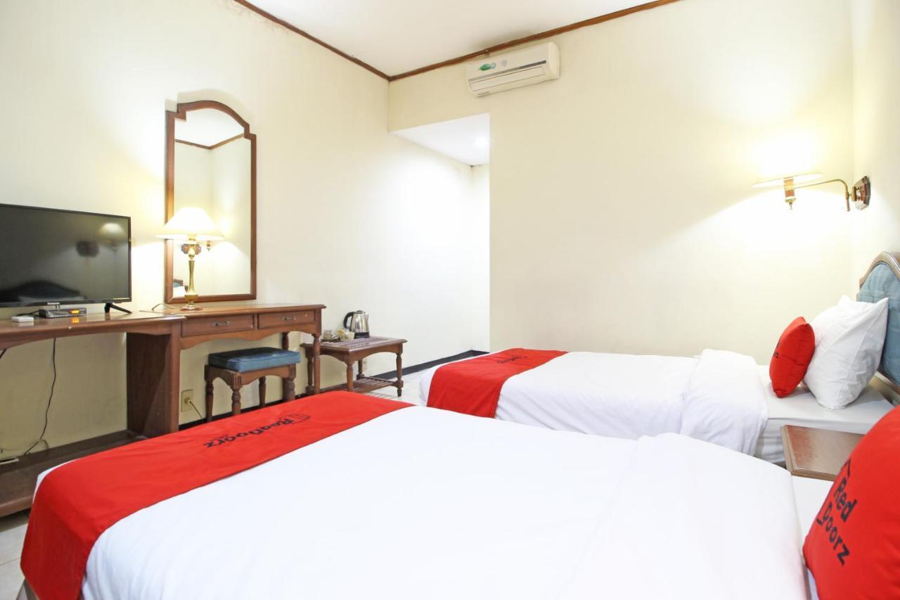 Отель Reddoorz Near Malioboro Tugu Station Jogja Джокьякарта Экстерьер фото