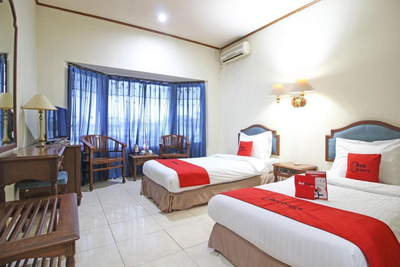 Отель Reddoorz Near Malioboro Tugu Station Jogja Джокьякарта Экстерьер фото