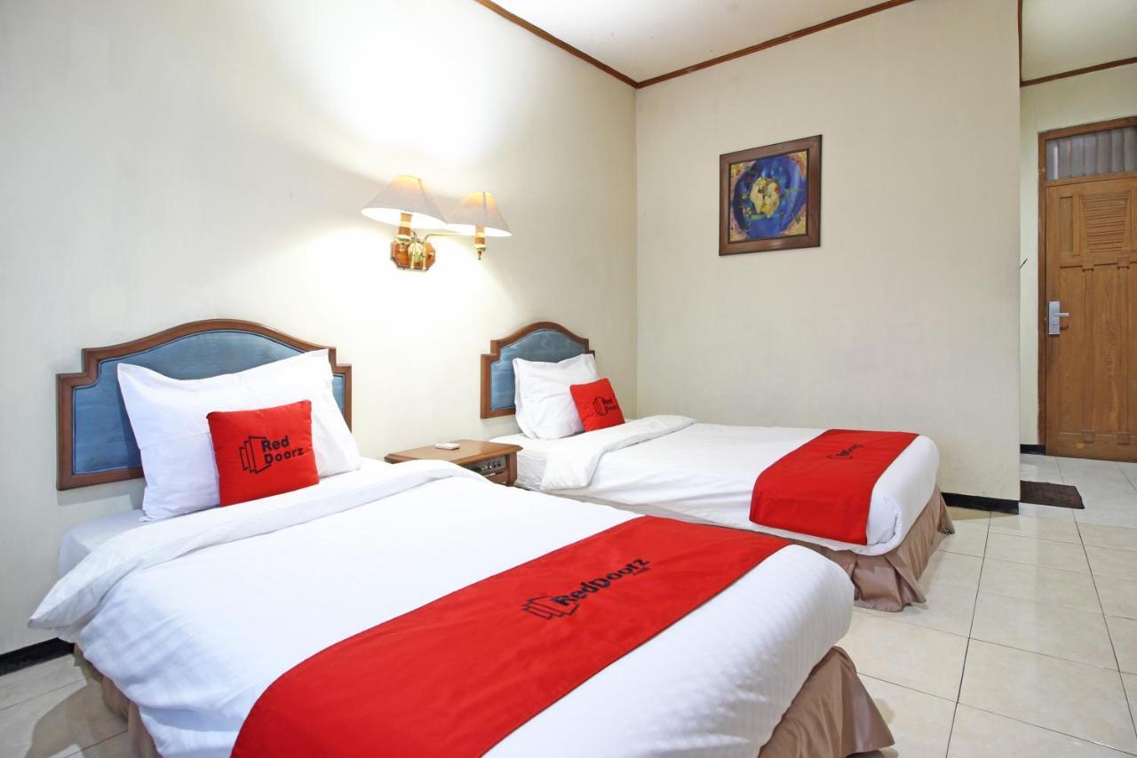 Отель Reddoorz Near Malioboro Tugu Station Jogja Джокьякарта Экстерьер фото