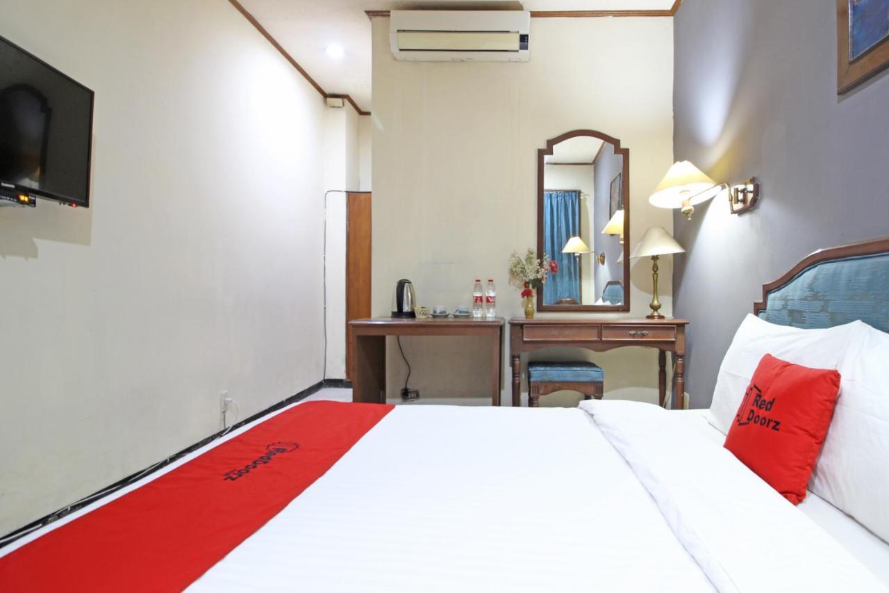 Отель Reddoorz Near Malioboro Tugu Station Jogja Джокьякарта Экстерьер фото