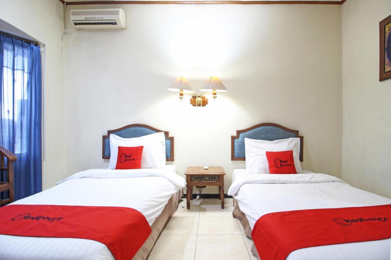 Отель Reddoorz Near Malioboro Tugu Station Jogja Джокьякарта Экстерьер фото