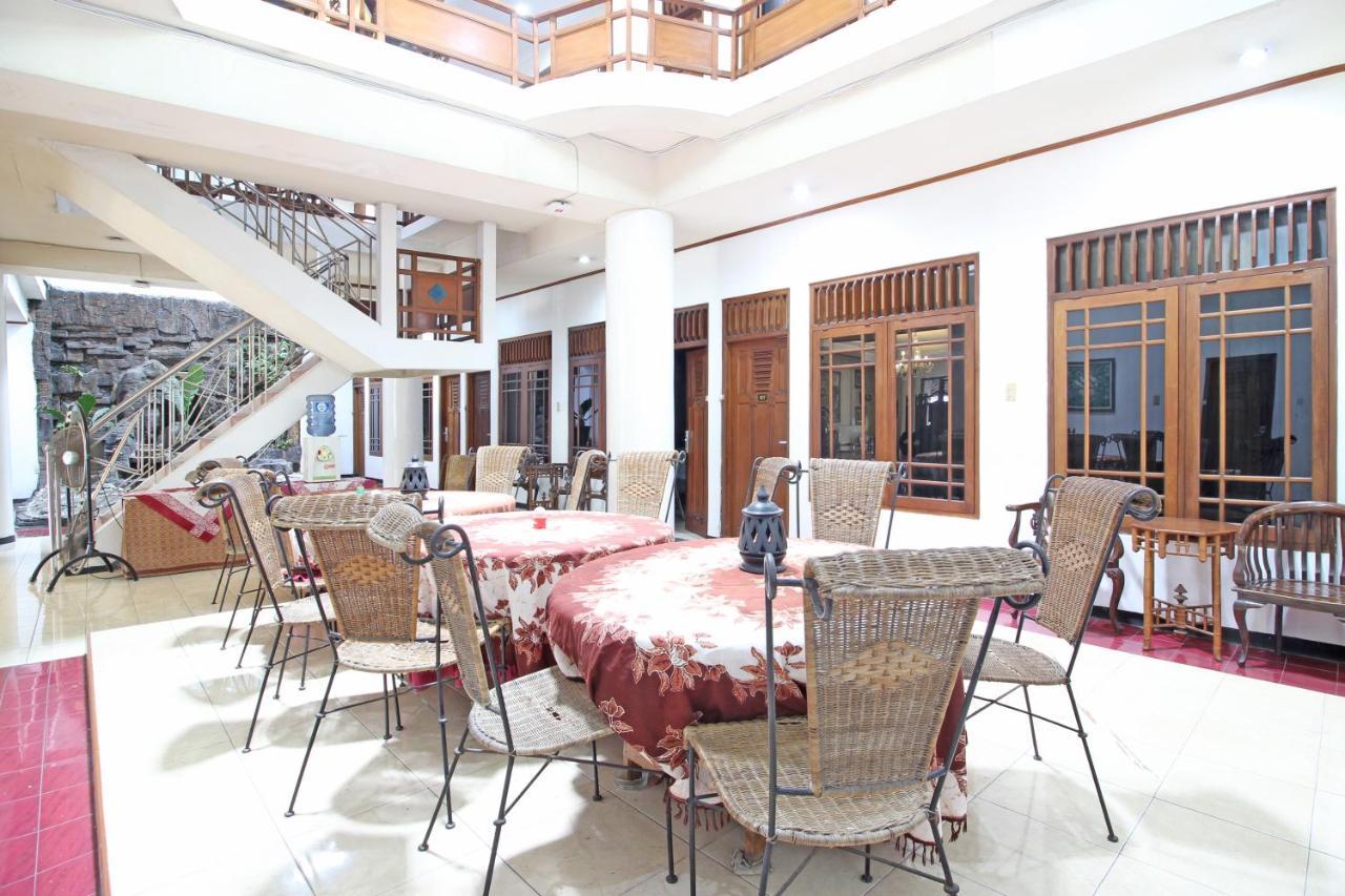 Отель Reddoorz Near Malioboro Tugu Station Jogja Джокьякарта Экстерьер фото