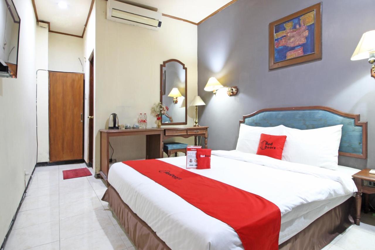 Отель Reddoorz Near Malioboro Tugu Station Jogja Джокьякарта Экстерьер фото
