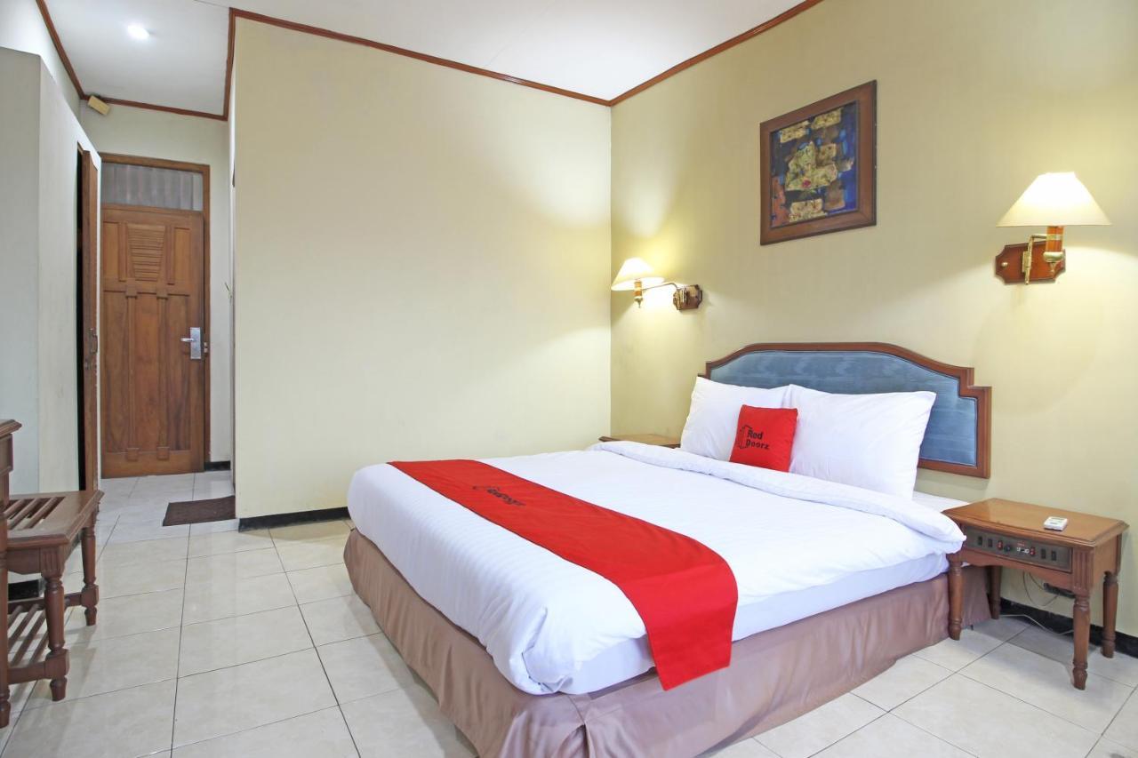 Отель Reddoorz Near Malioboro Tugu Station Jogja Джокьякарта Экстерьер фото