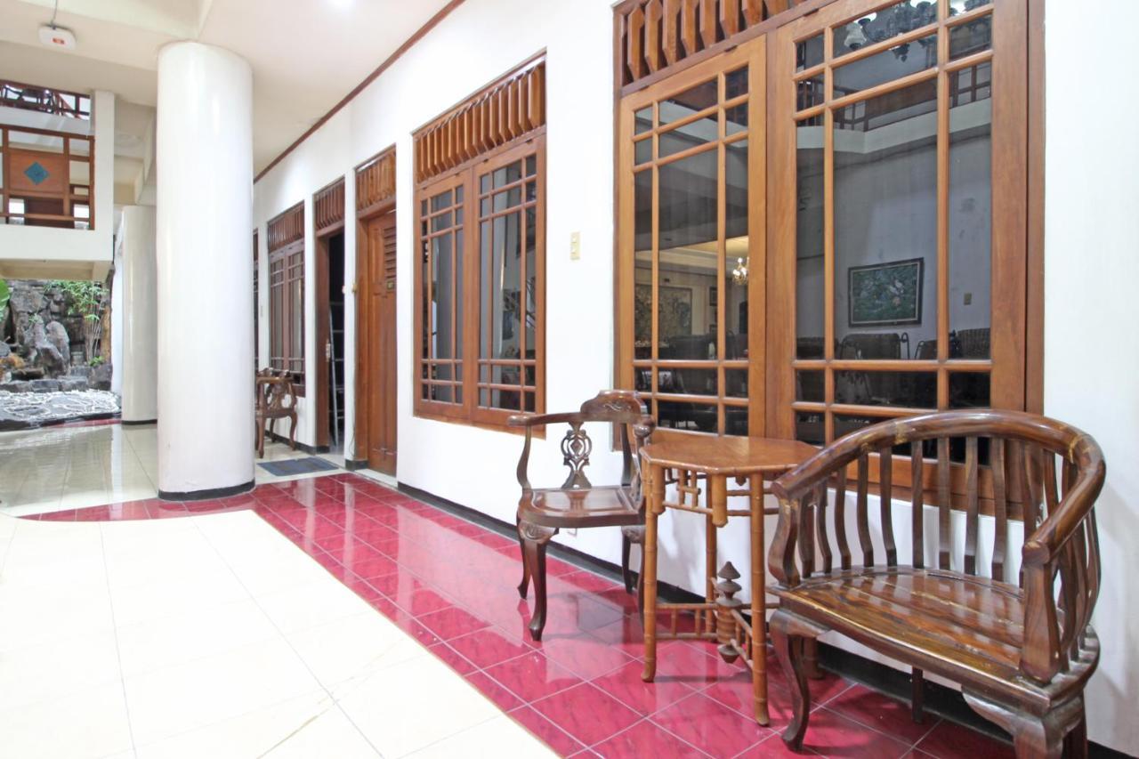 Отель Reddoorz Near Malioboro Tugu Station Jogja Джокьякарта Экстерьер фото