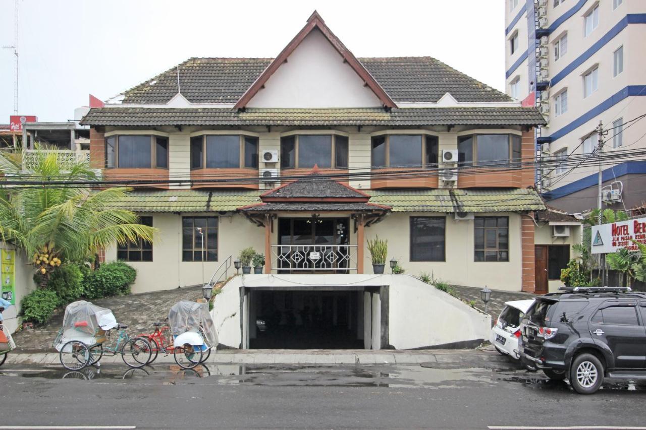 Отель Reddoorz Near Malioboro Tugu Station Jogja Джокьякарта Экстерьер фото