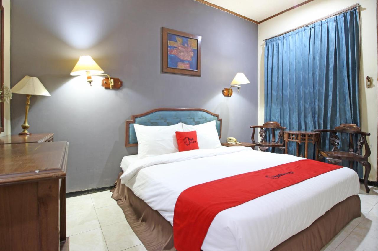 Отель Reddoorz Near Malioboro Tugu Station Jogja Джокьякарта Экстерьер фото