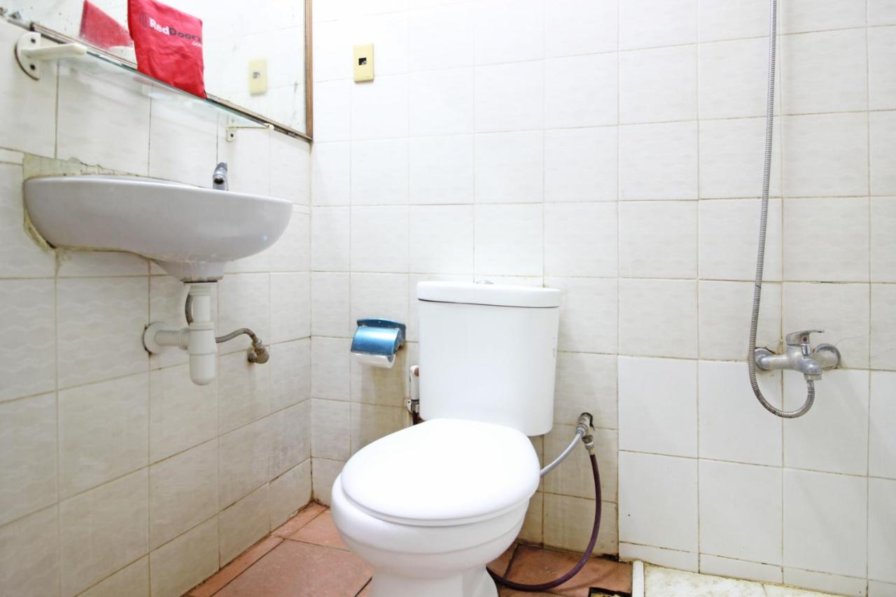Отель Reddoorz Near Malioboro Tugu Station Jogja Джокьякарта Экстерьер фото