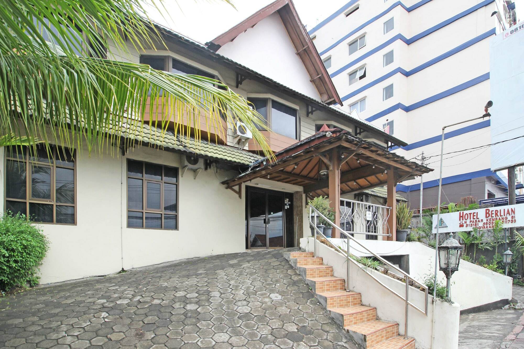 Отель Reddoorz Near Malioboro Tugu Station Jogja Джокьякарта Экстерьер фото